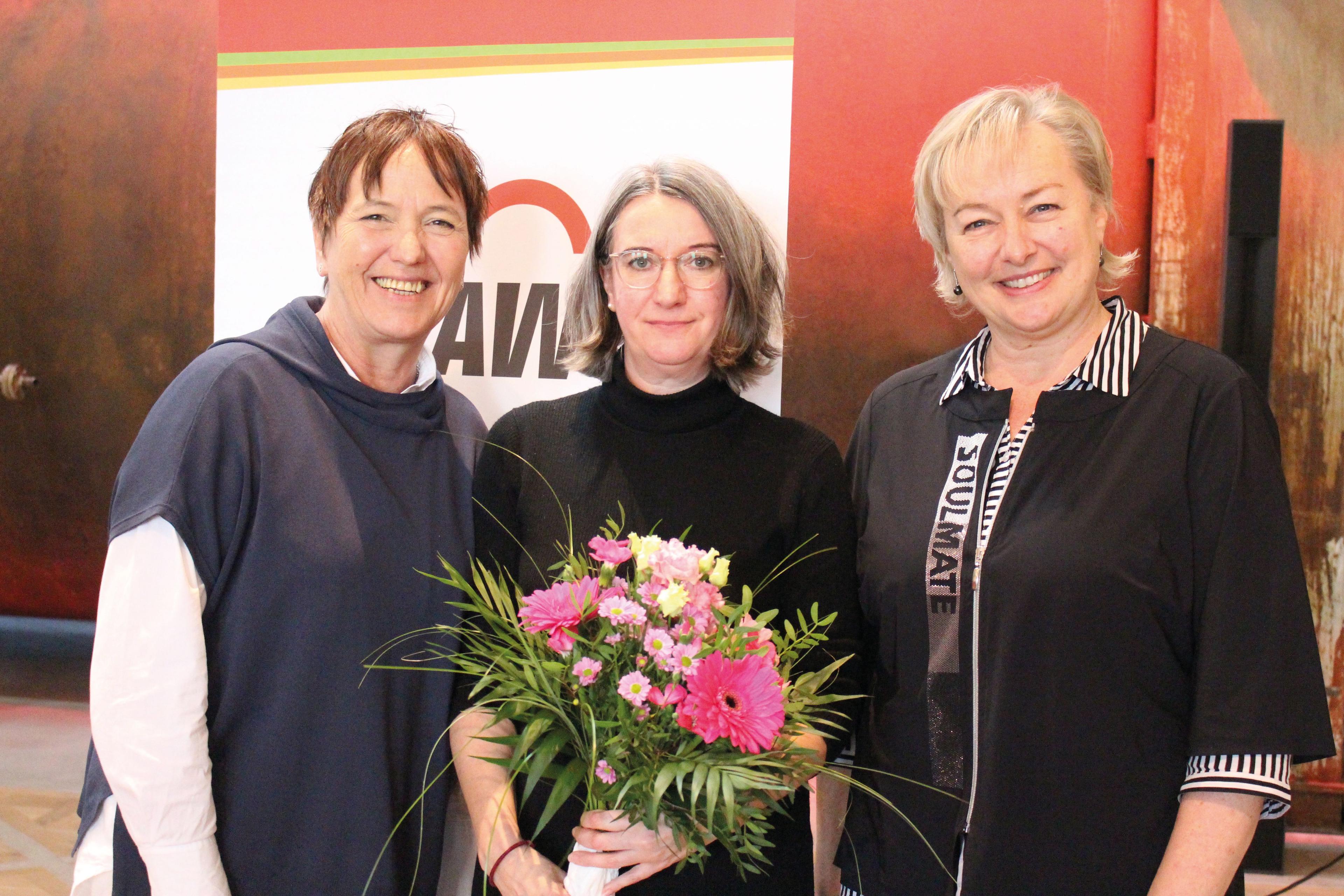 Cornelia Emili, Vorstandsvorsitzende, Referentin Michaela Evans und Nicole Schley, Präsidentin (v.l.n.r.)